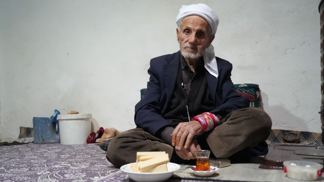 86 yaşındaki Rüstem dede 50 yıldır sadece çay-gofretle yaşıyor