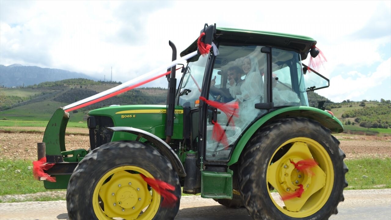 Adana'da farklı bir düğün! Traktörün üzerinde 'evet' dediler
