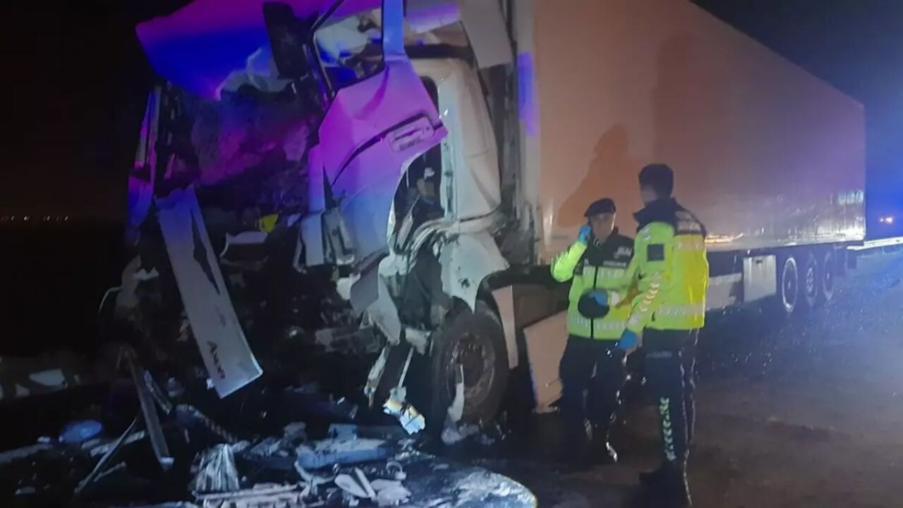 Adana'da feci kaza! Tur otobüsüne tır çarptı