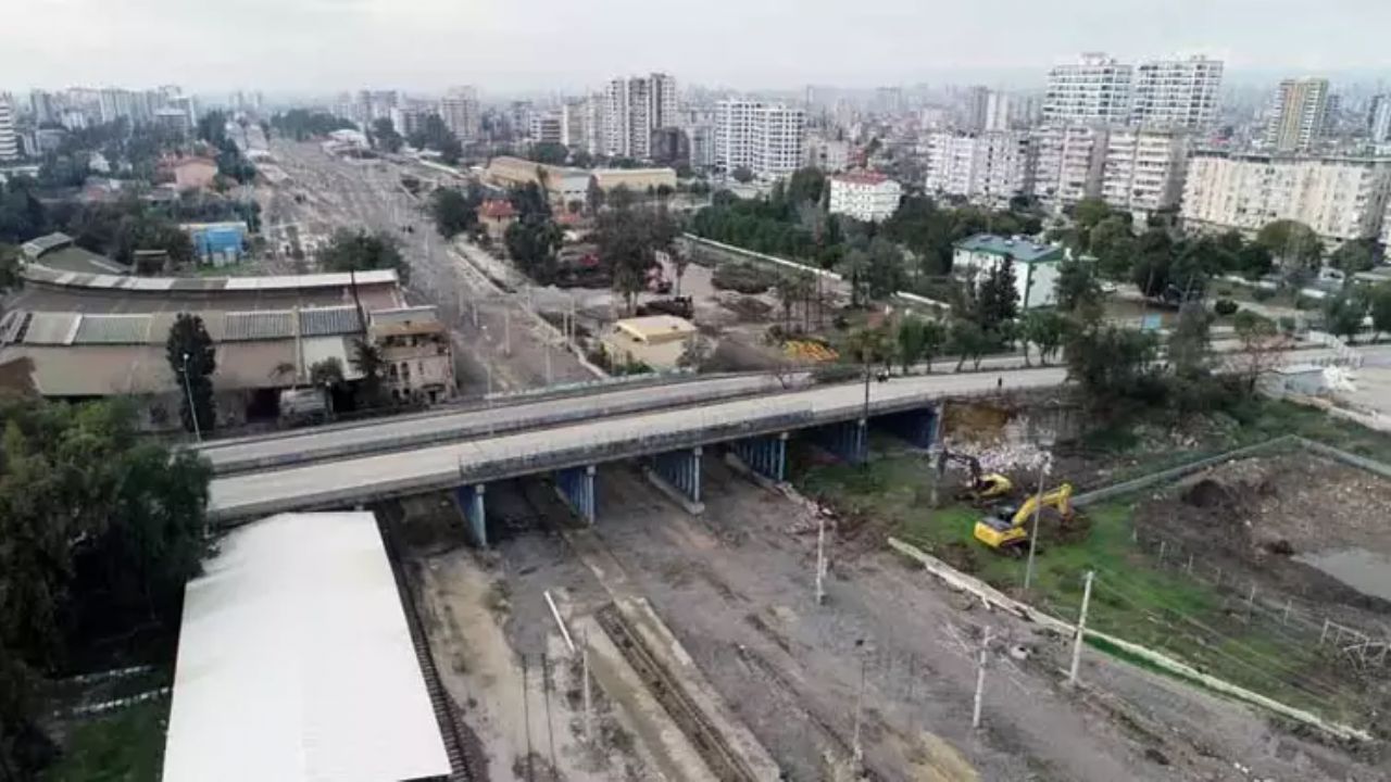 Adana'da, James Bond filmine sahne olan köprü yıkılıyor
