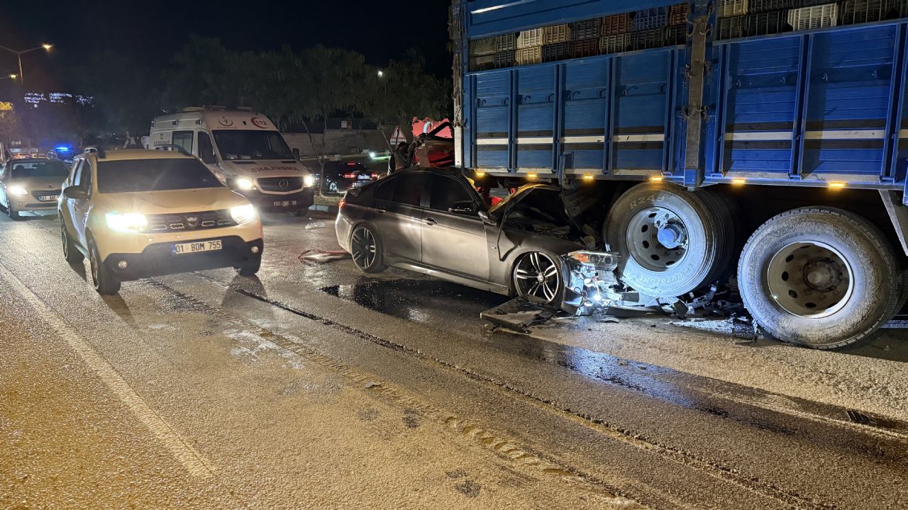 Adana'da lüks otomobil kamyona saplandı