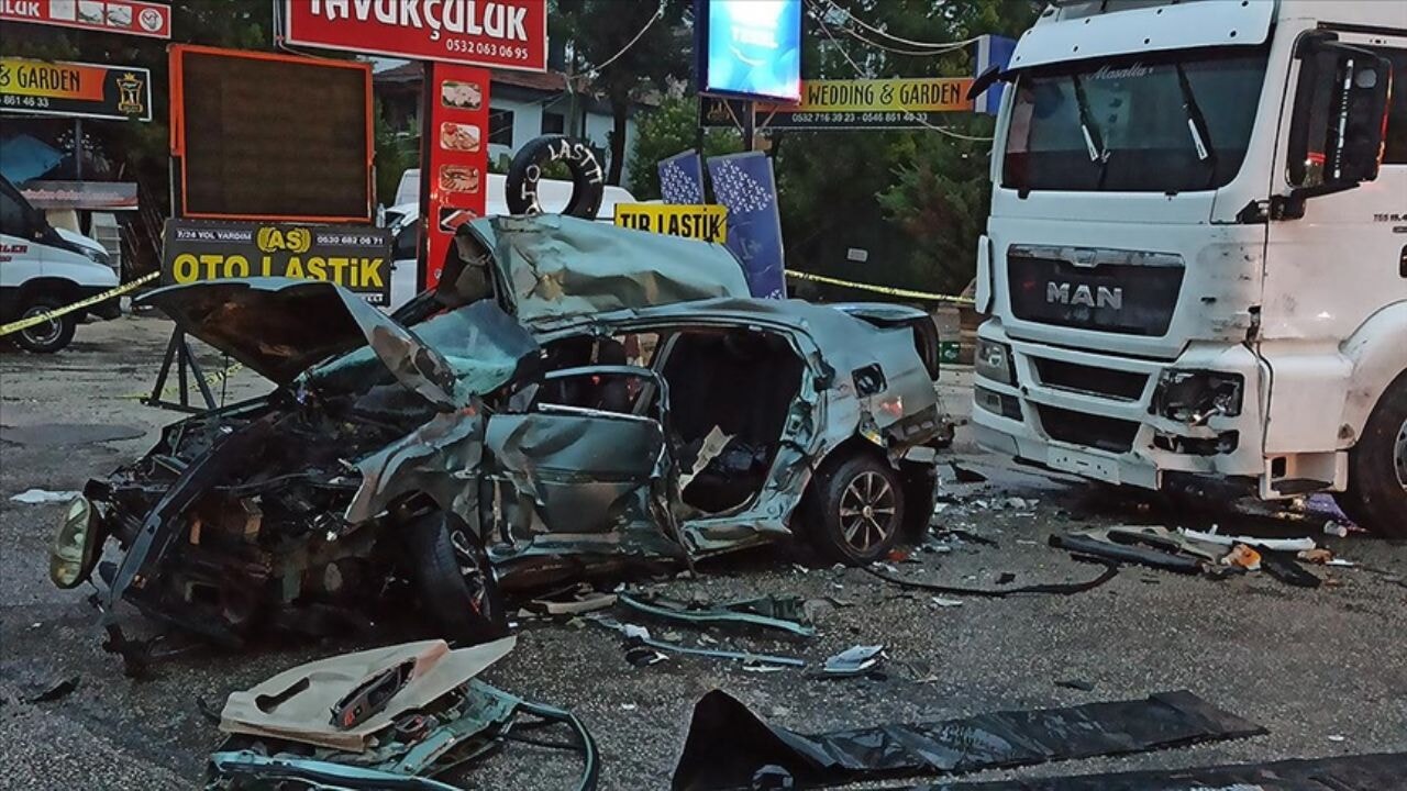 Ankara'da tıra çarpan otomobilde kardeşler hayatını kaybetti