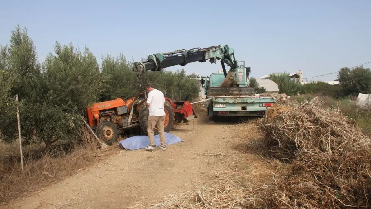 Antalya'da hareket eden traktör ustayı ezdi