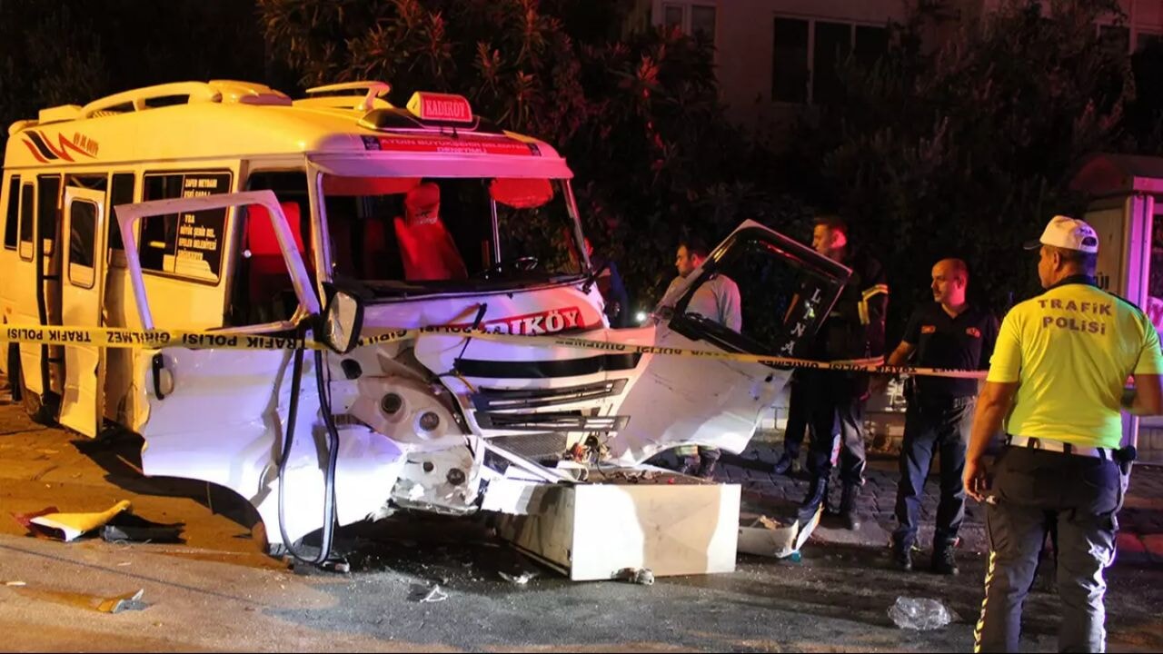 Aydın Efeler'de feci kaza: Minibüs ve otomobil çarpıştı