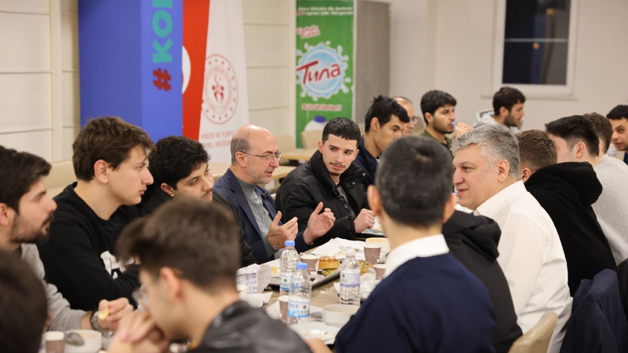 BAŞKAN PEKYATIRMACI ÖĞRENCİLERLE SAHUR YAPTI