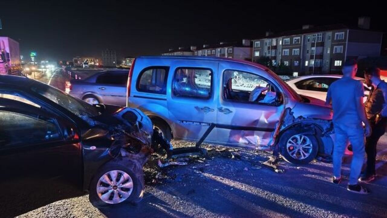 Bitlis-Tatvan yolunda kaza: 13 kişi yaralı, trafik aksadı