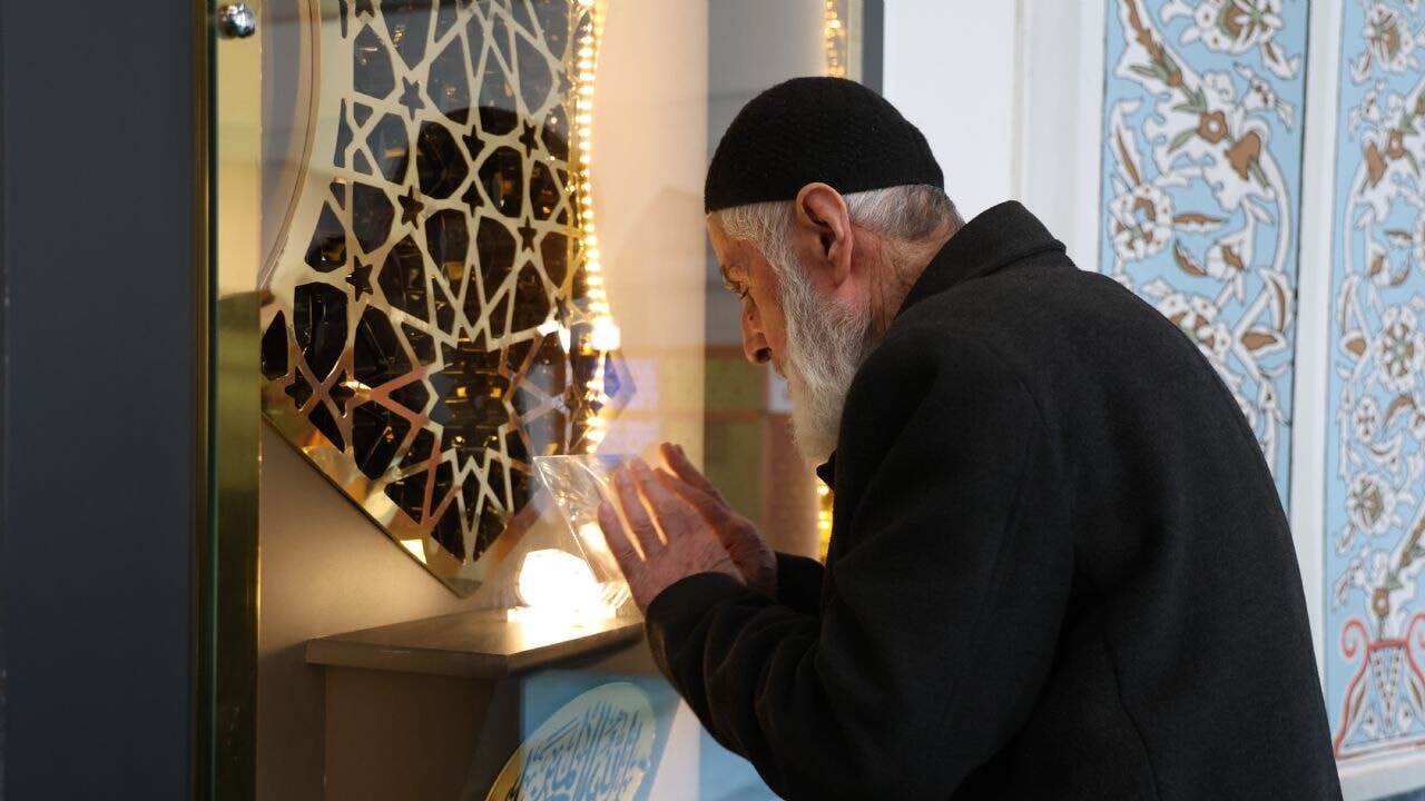 Bu camide Peygamber Efendimiz 'in Sakal-ı Şerifi her gün ziyarete açık