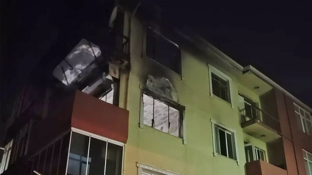 Bursa'da 4 katlı binada çıkan yangında 3 kişi can verdi