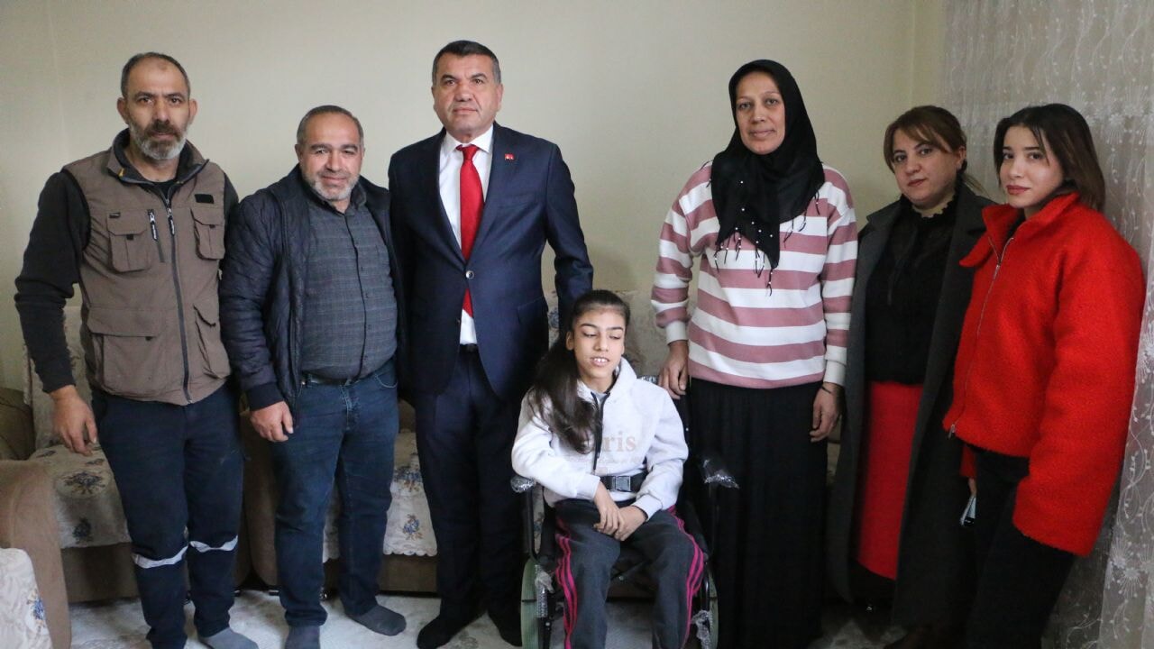 Devlet Bahçeli'den Diyarbakırlı engelli kıza tekerlekli sandalye sürprizi