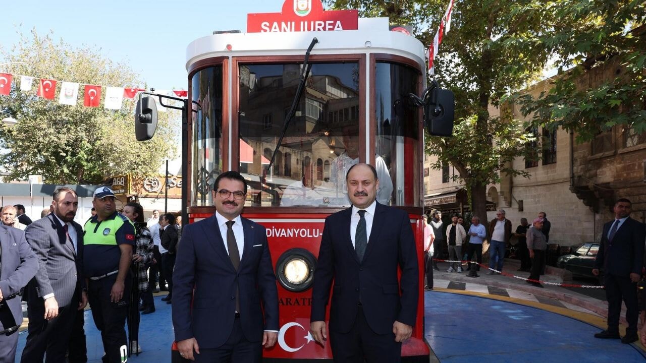 Divanoğlu trafiğe kapatıldı, nostaljik tramvay hizmete girdi