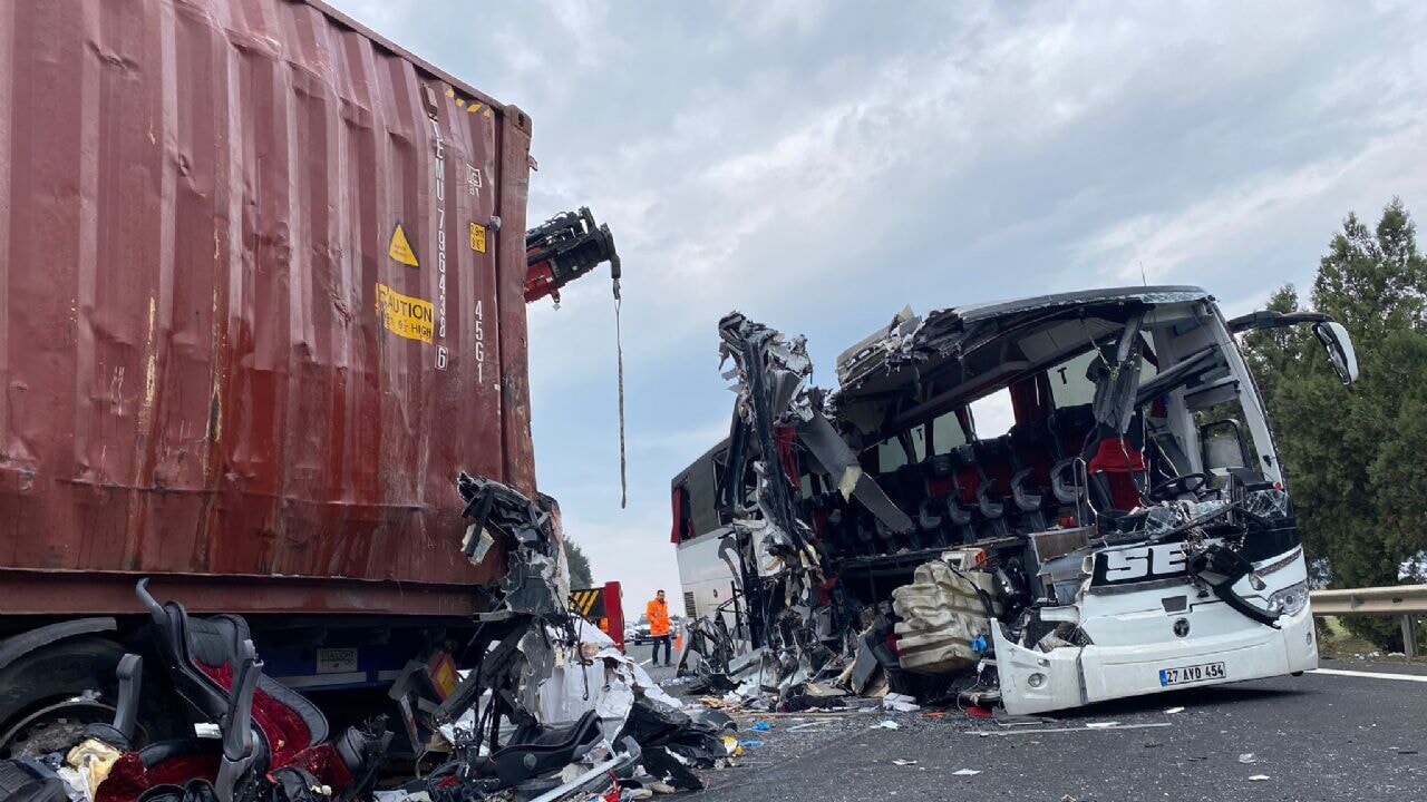 E-90 Otoyolunda korkunç yolcu otobüsü kazası!