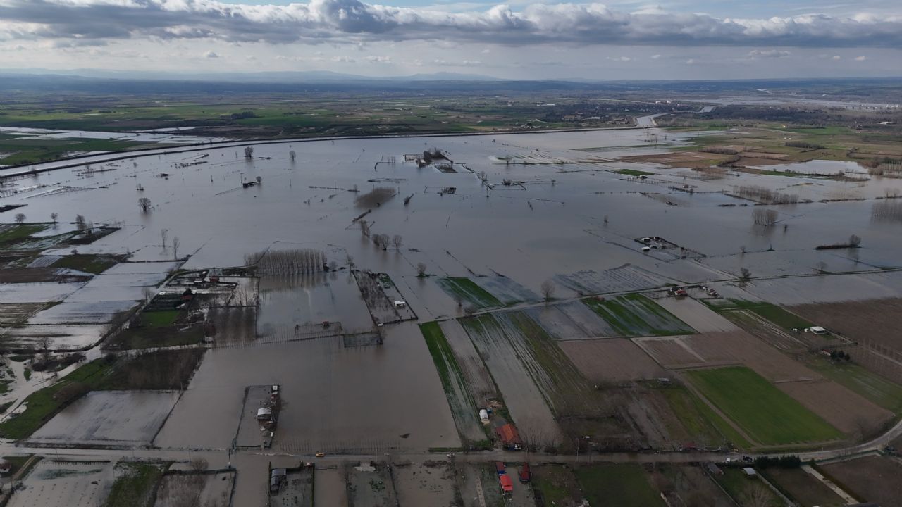 Edirne sele teslim! Tarım arazileri ve yerleşim yerleri sular altında kaldı