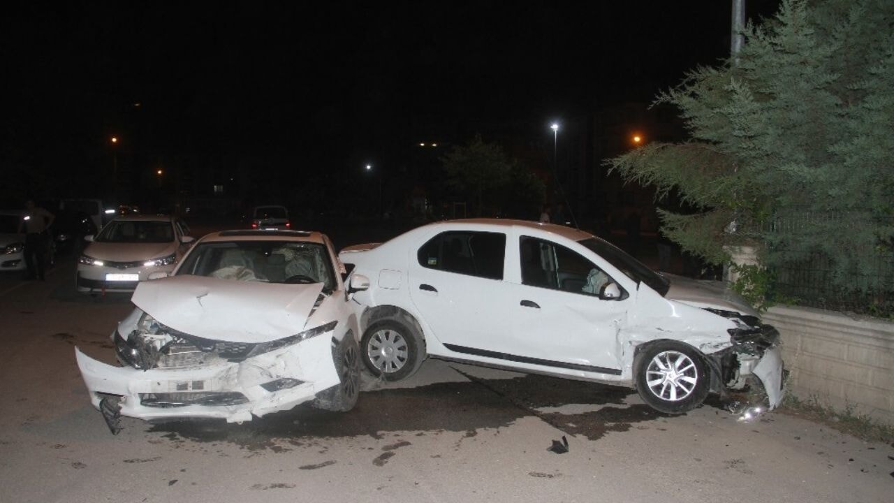 Elazığ-Diyarbakır yolunda feci kaza