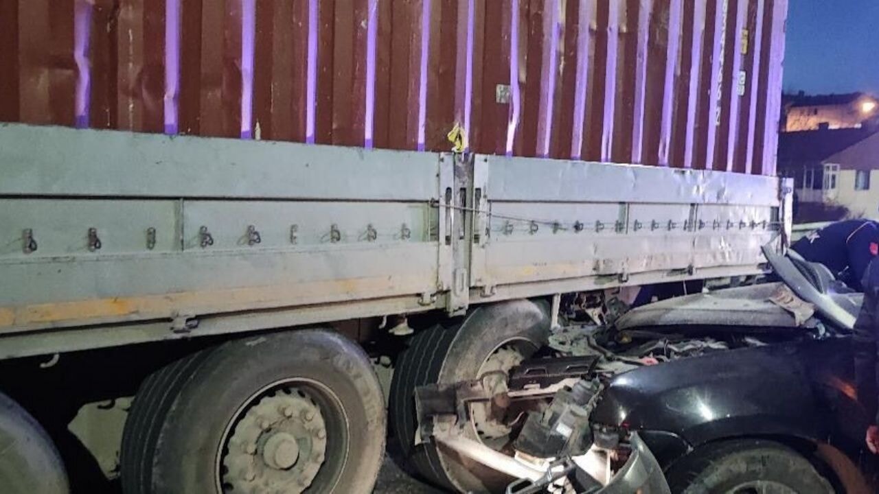 Feci kaza! Otomobil tıra arkadan çarptı