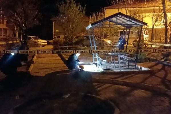 İki grup arasında çıkan bıçaklı kavgada 1 kişi öldü, 3 kişi yaralandı