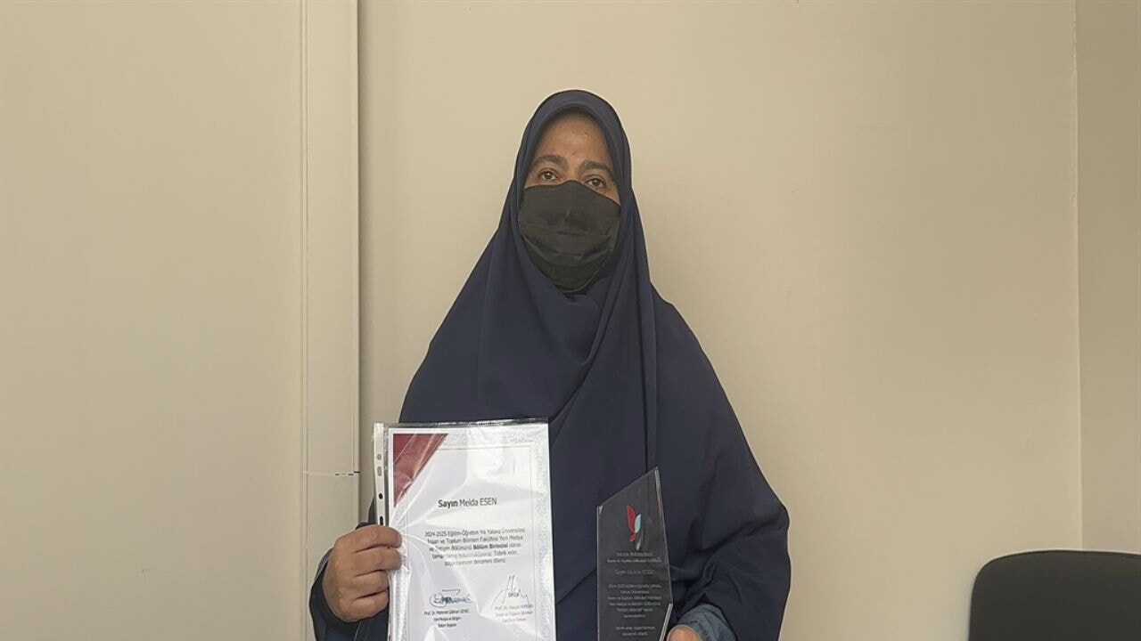 İlk diploması 'başörtüsü yasağı'na takıldı; 13'üncü üniversitesini 1'inci bitirdi!