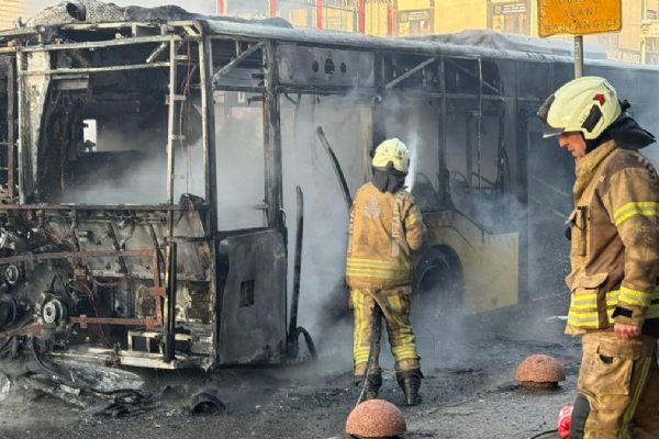 İstanbul'da çifte İETT faciası: Biri kül oldu diğeri duvara çarptı