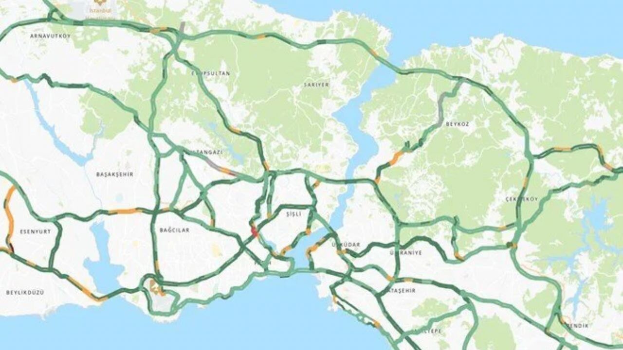 İstanbul trafiğinde sürpriz! Kar yolları boşalttı
