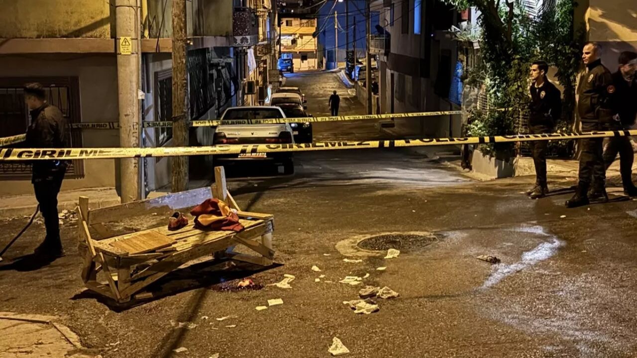 İzmir'de bıçaklı kavga can aldı! 1 ölü, 2 yaralı