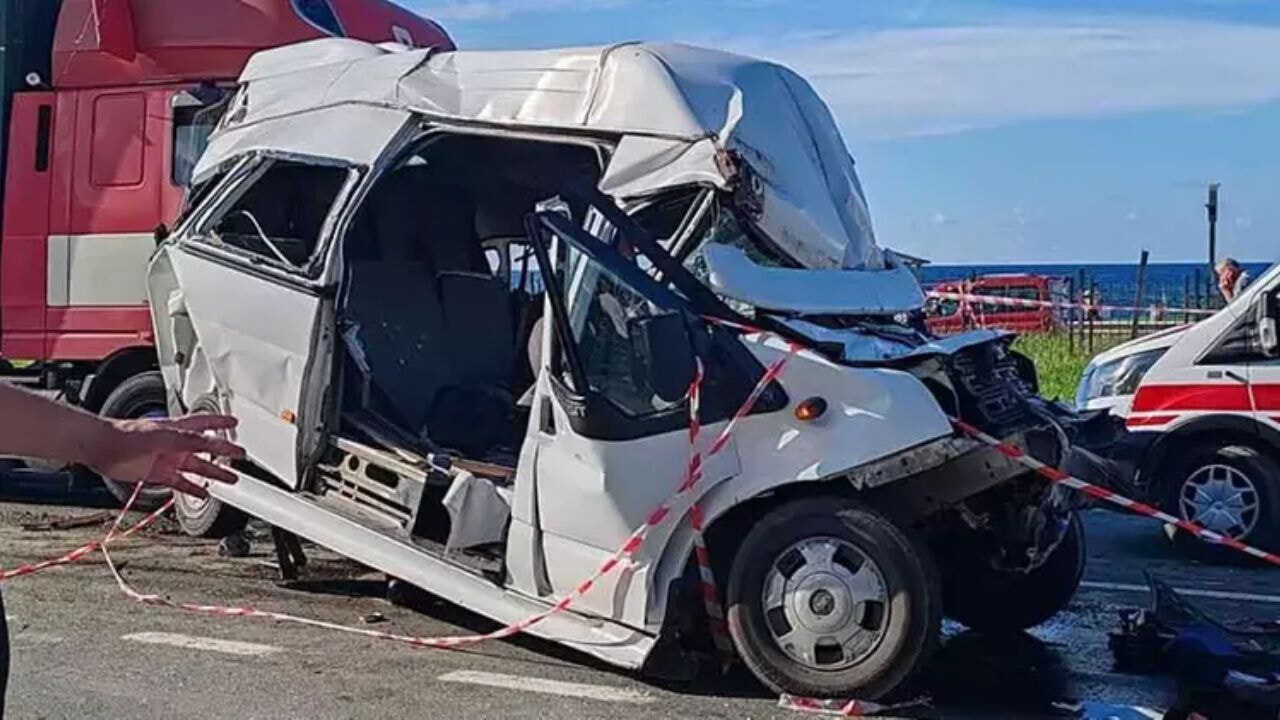 Karadeniz Sahil Yolu'nda TIR ve minibüs çarpıştı