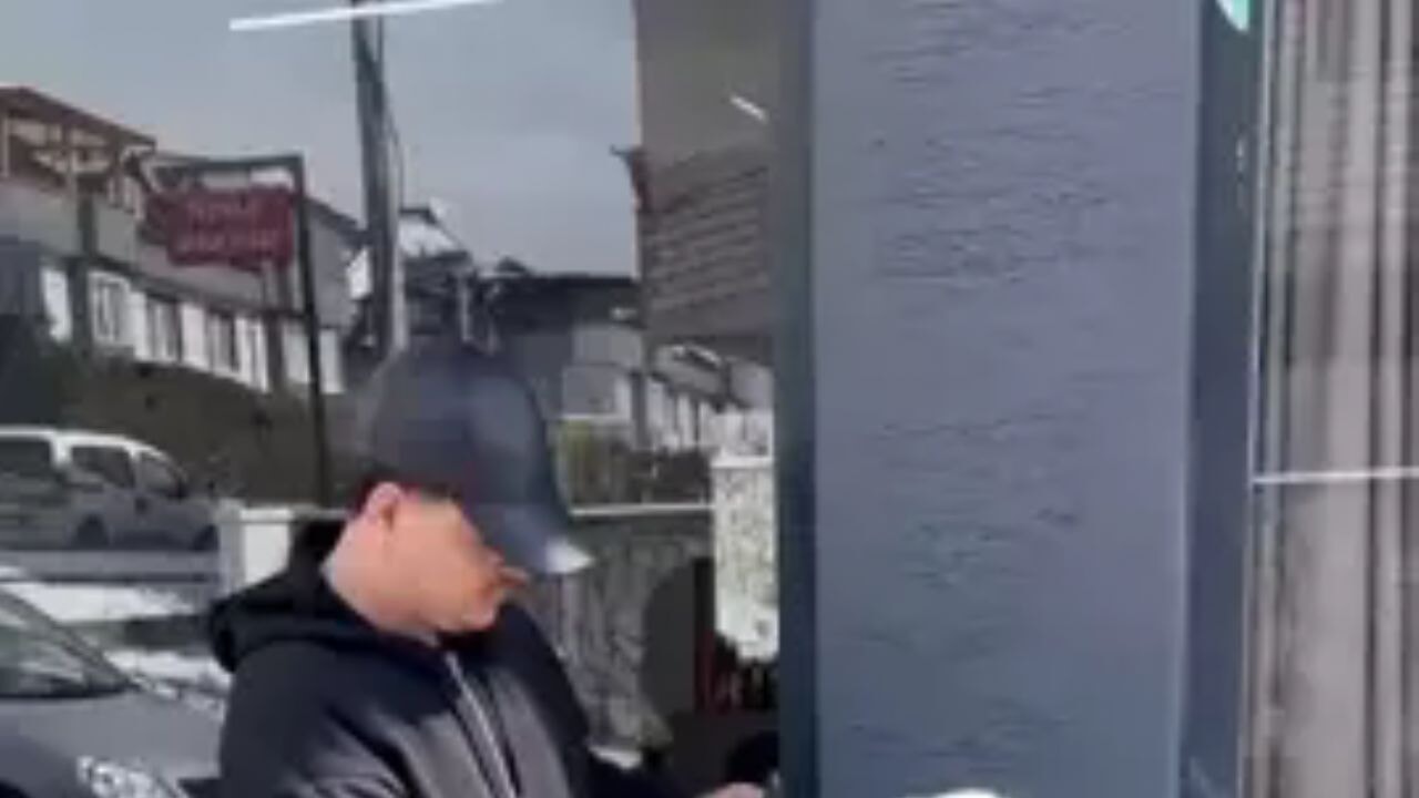 Kardan adamı tıraş ettiler! Berberin ilginç şovuna sosyal medyada büyük ilgi