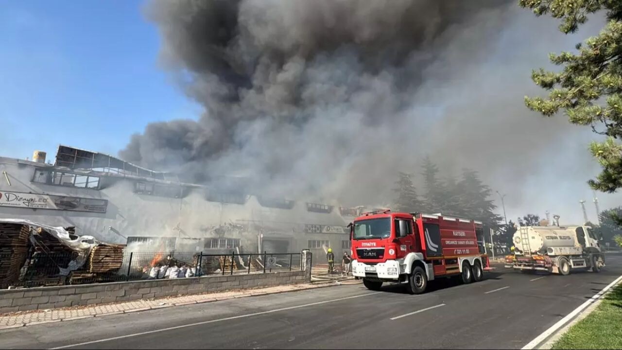 Kayseri'de hırdavat iş yerinde çıkan yangın mobilya fabrikasını sardı