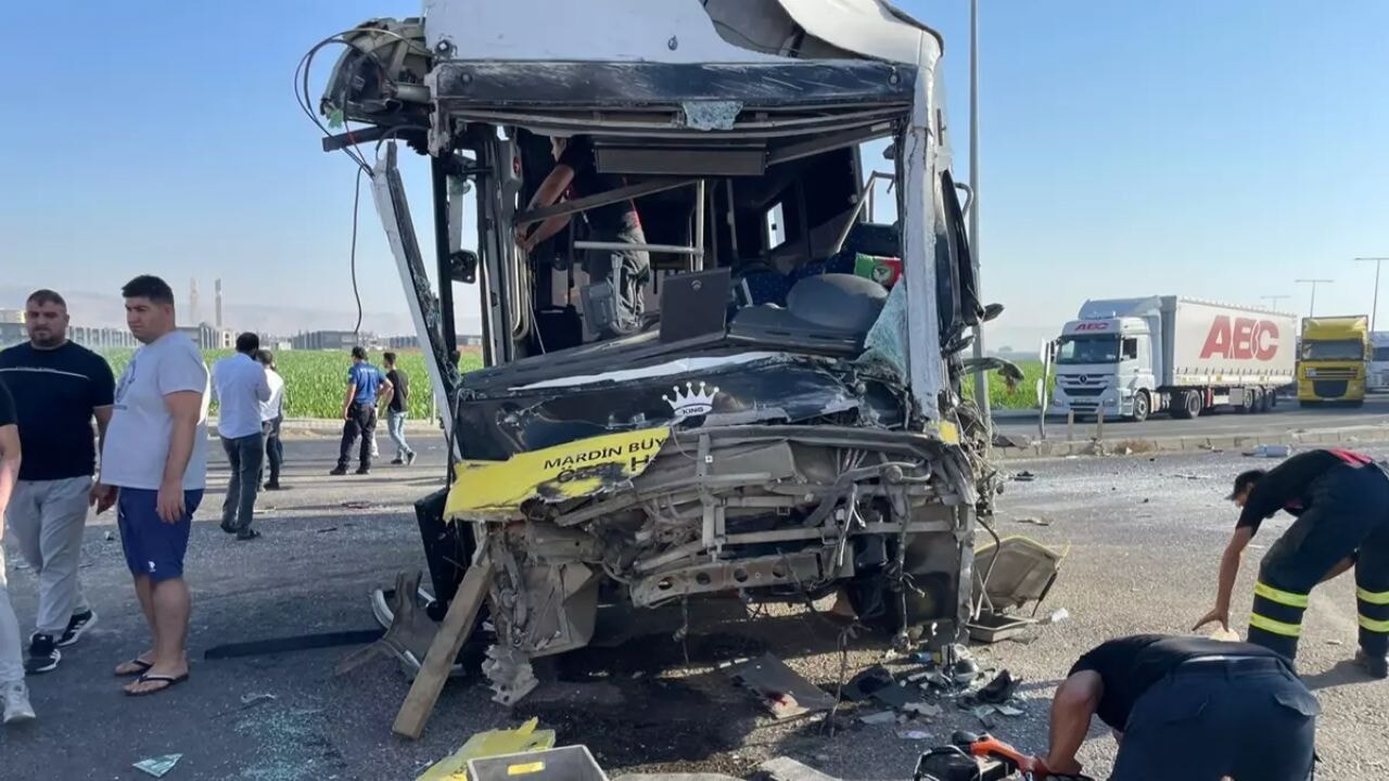 Kızıltepe'de feci kaza: Otobüs ve tır kafa kafaya geldi