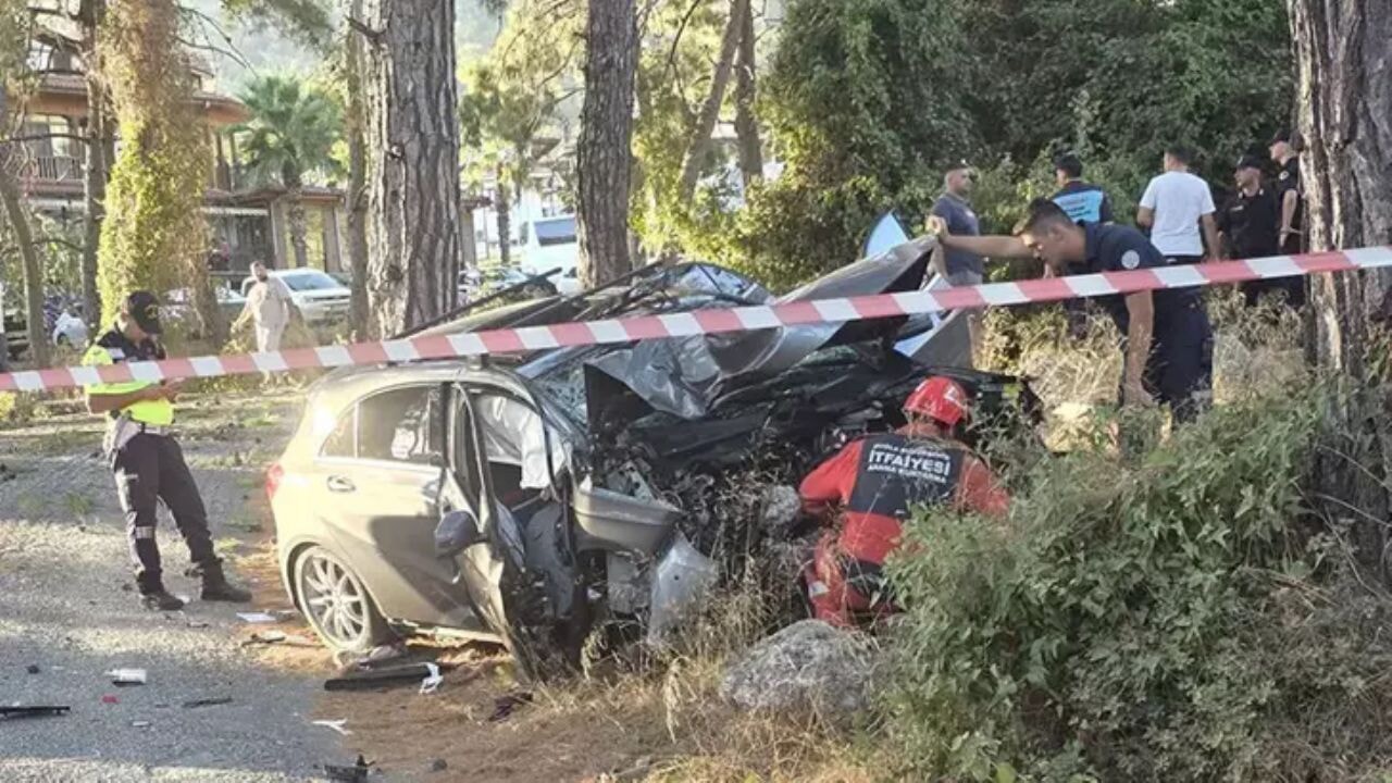 Muğla'da feci kaza: Otomobil ağaca çarptı 1 ölü 1 yaralı
