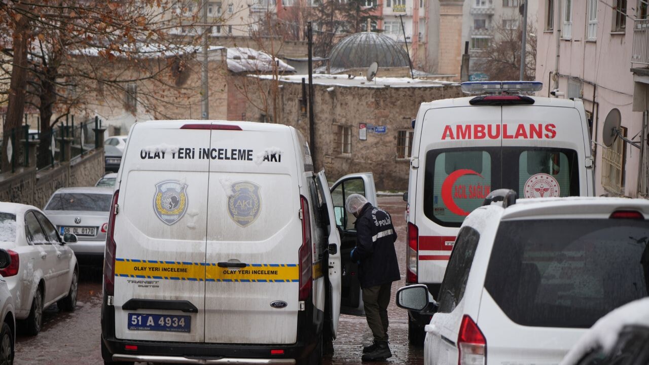 Niğde'de bir apartmanda iki kişilik acı son