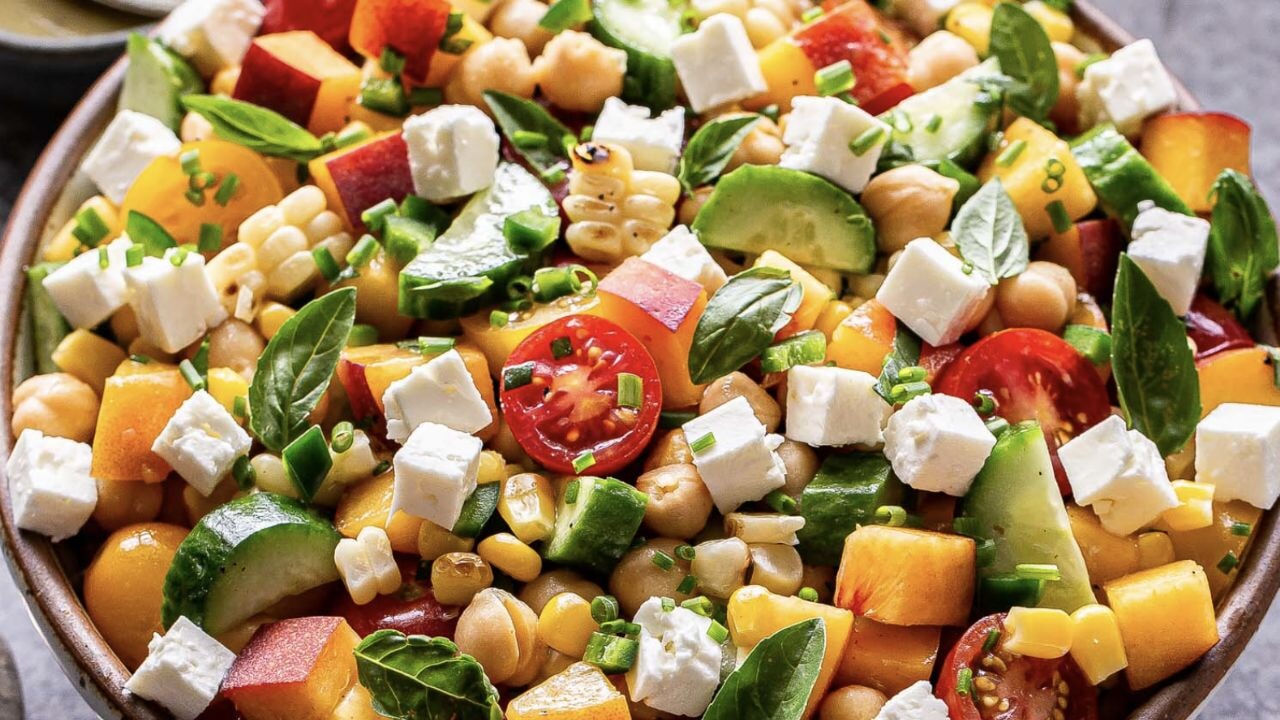 Nohutlu meyveli yaz salatası: Tok tutan, diyete uygun bol renkli ferah salata tarifi