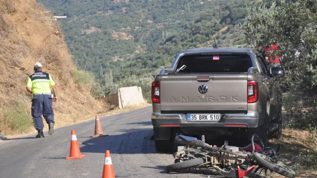 Ödemiş'te feci kaza: Pikap ve motosiklet çarpıştı, ölü ve yaralı var