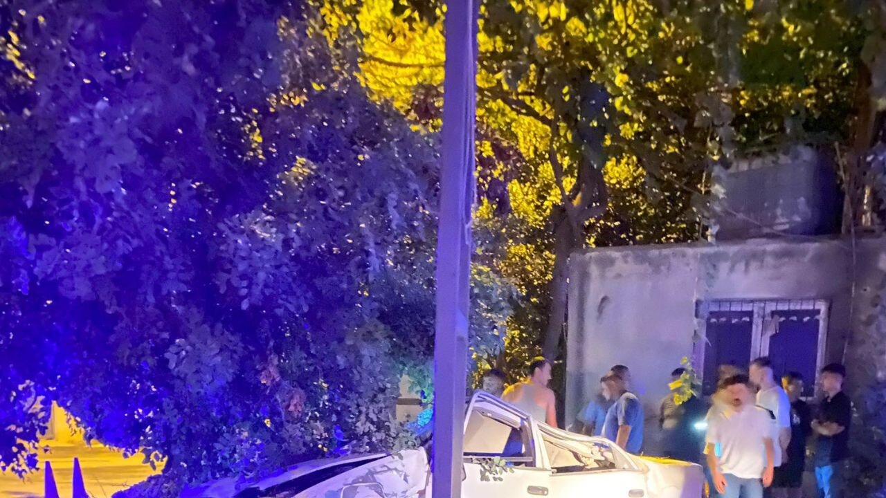 Osmaniye Düziçi'nde otomobil tabela direğine çarptı, can kaybı yaşandı