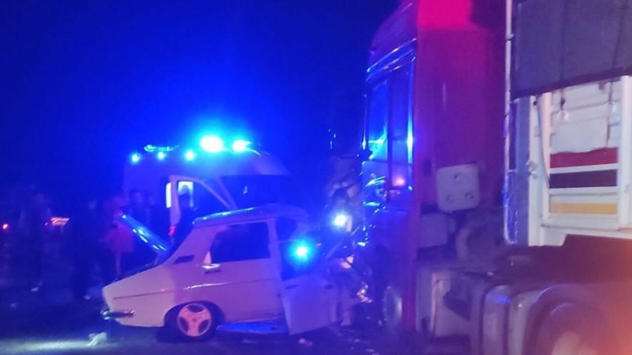 Tırlarla çarpışan otomobilde can pazarı yaşandı