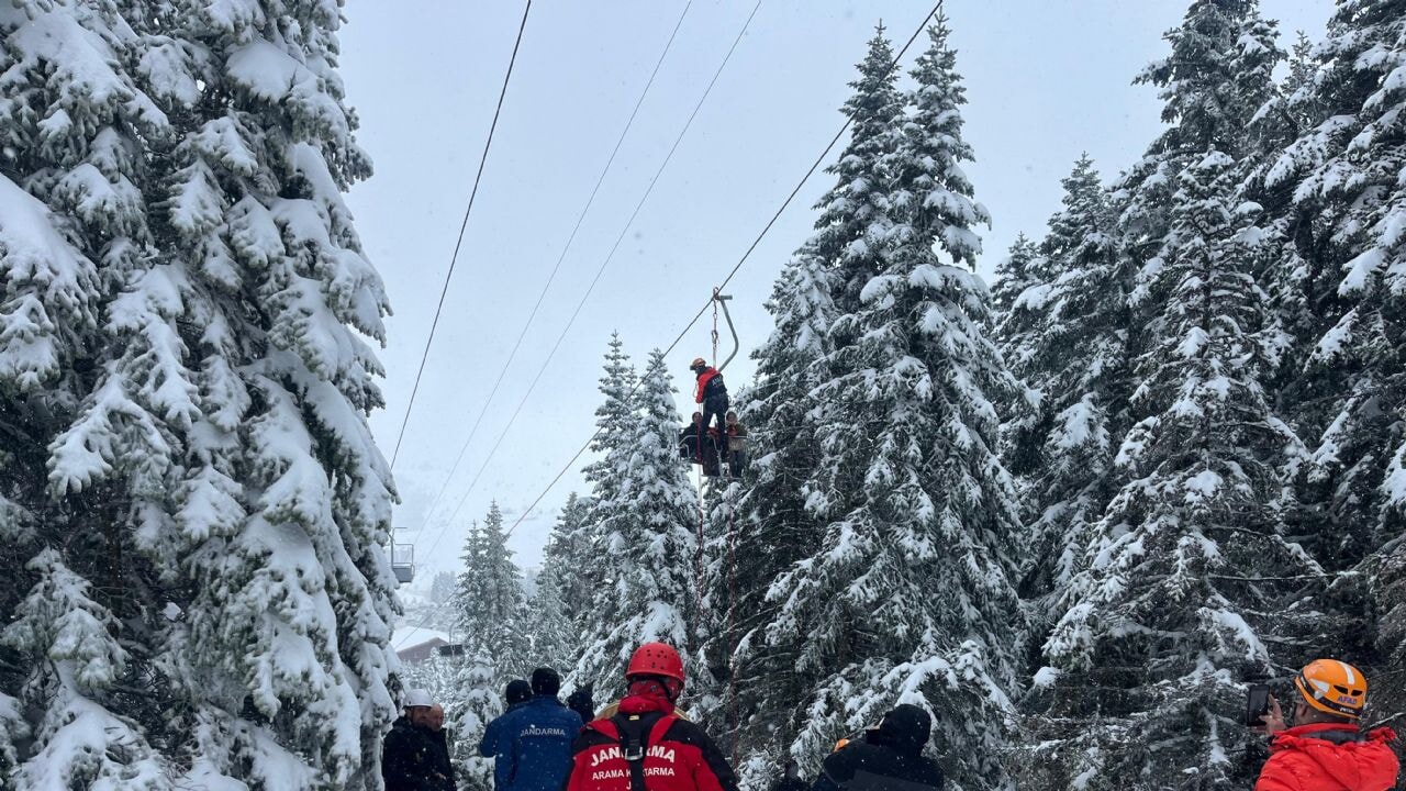 Uludağ'da mahsur kalan 51 tatilci kurtarıldı